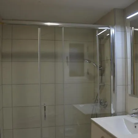 Apts Ara With Pool בנידורם